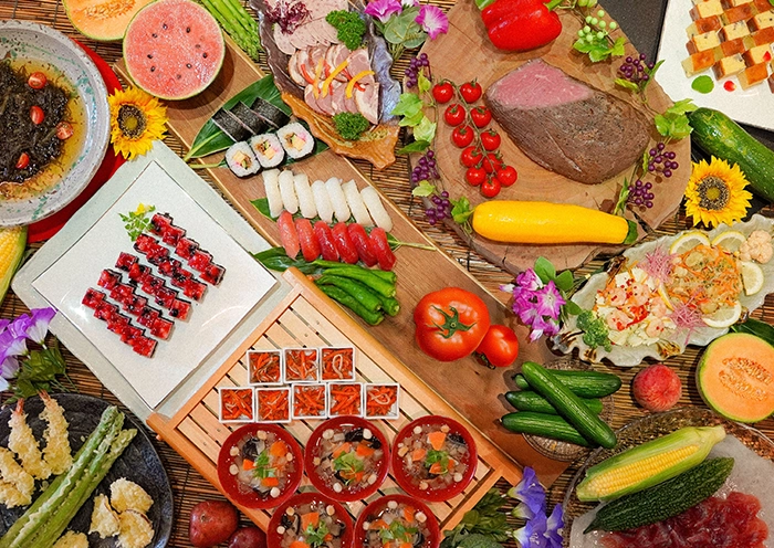 自助餐一例。/摆放着各色时令料理。