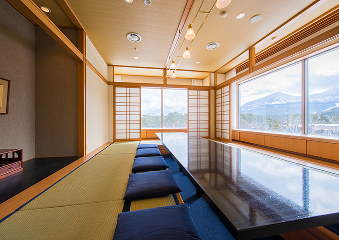 日本餐厅"Waraku"拥有宽敞的落地窗，可以欣赏到磐梯山的壮丽景色。