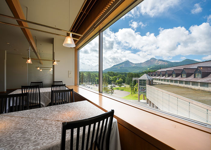 日本餐厅"Waraku"拥有宽敞的落地窗，可以欣赏到磐梯山的壮丽景色。