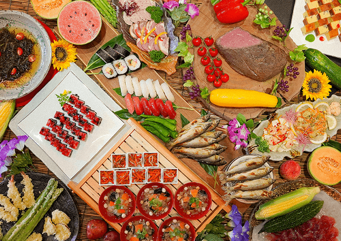 自助餐一例。/摆放着各色时令料理。
