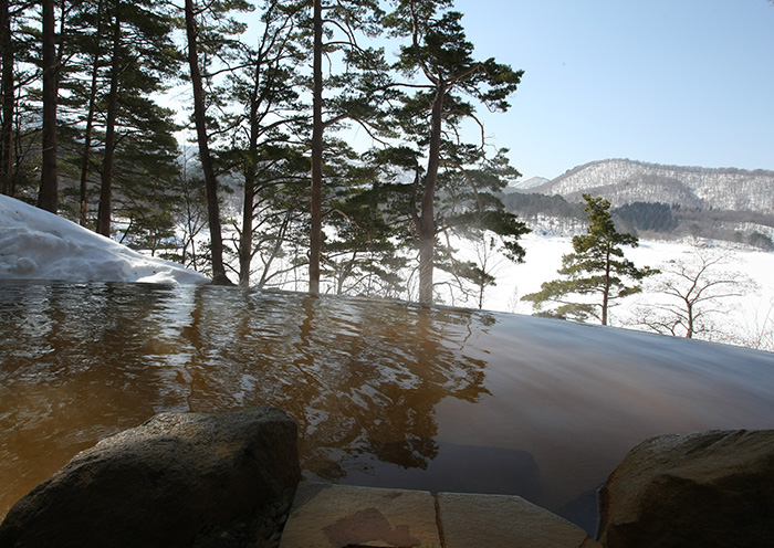 可以欣赏到四季不同景色的绝景露天温泉。雪景。