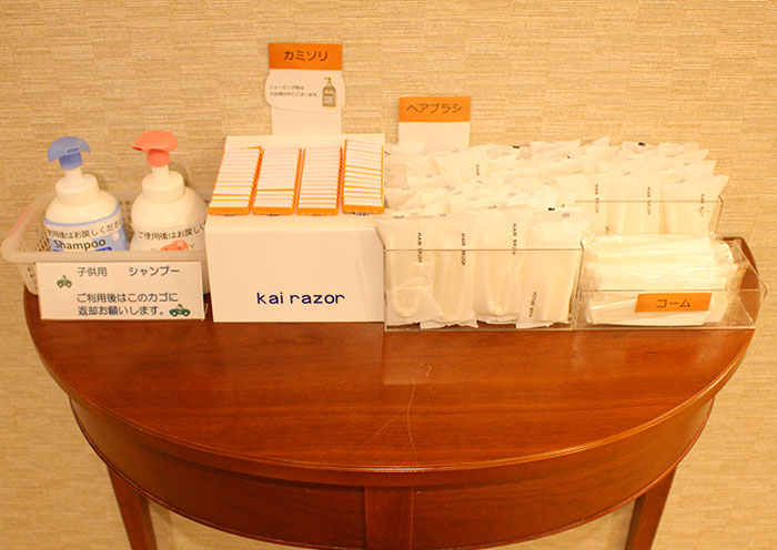 更衣室里准备了各种各样的洗漱用品。