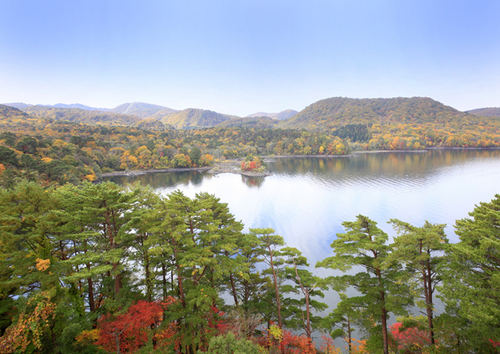 日原湖/里磐梯。位于磐台高原中心地带，是该地区最大的湖泊。