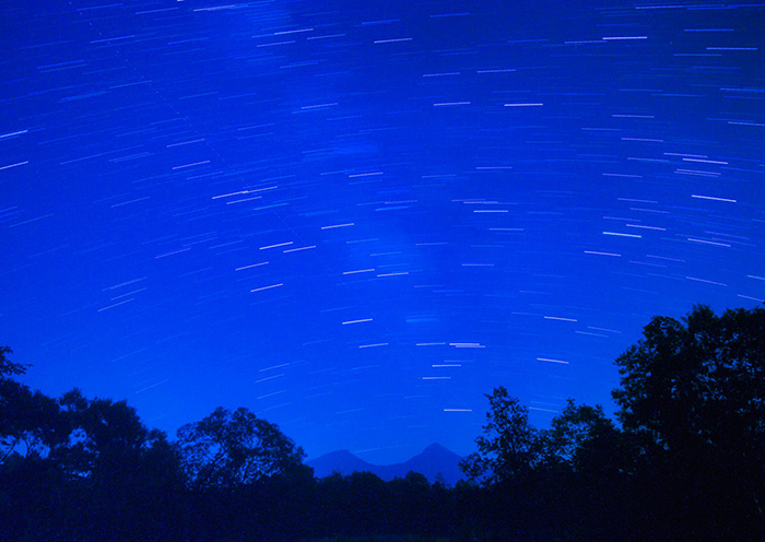 里磐梯地区繁星点点，夜晚的星空美不胜收。